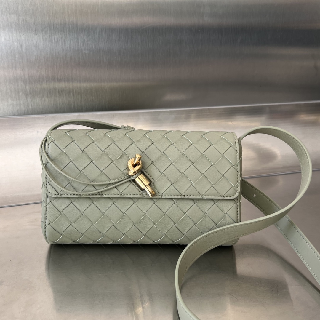 bo*te*ga Ve*ne*ta mini andiamo cross-body bag