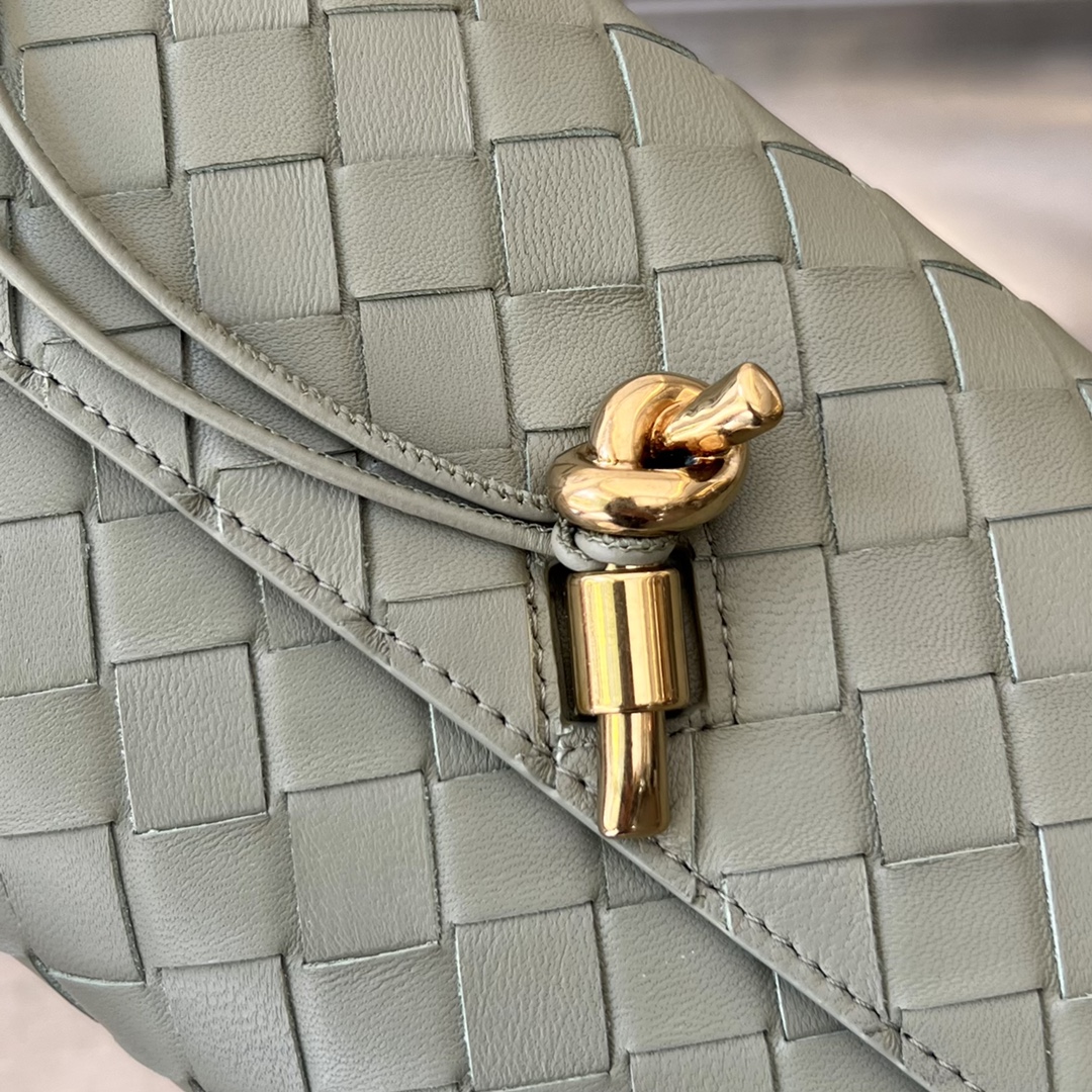 bo*te*ga Ve*ne*ta mini andiamo cross-body bag