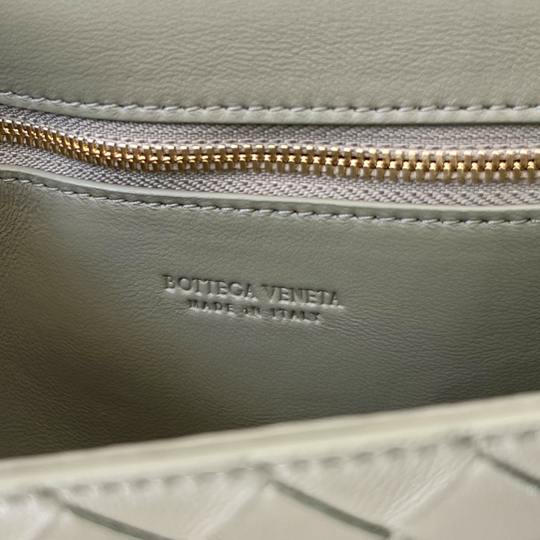 bo*te*ga Ve*ne*ta mini andiamo cross-body bag