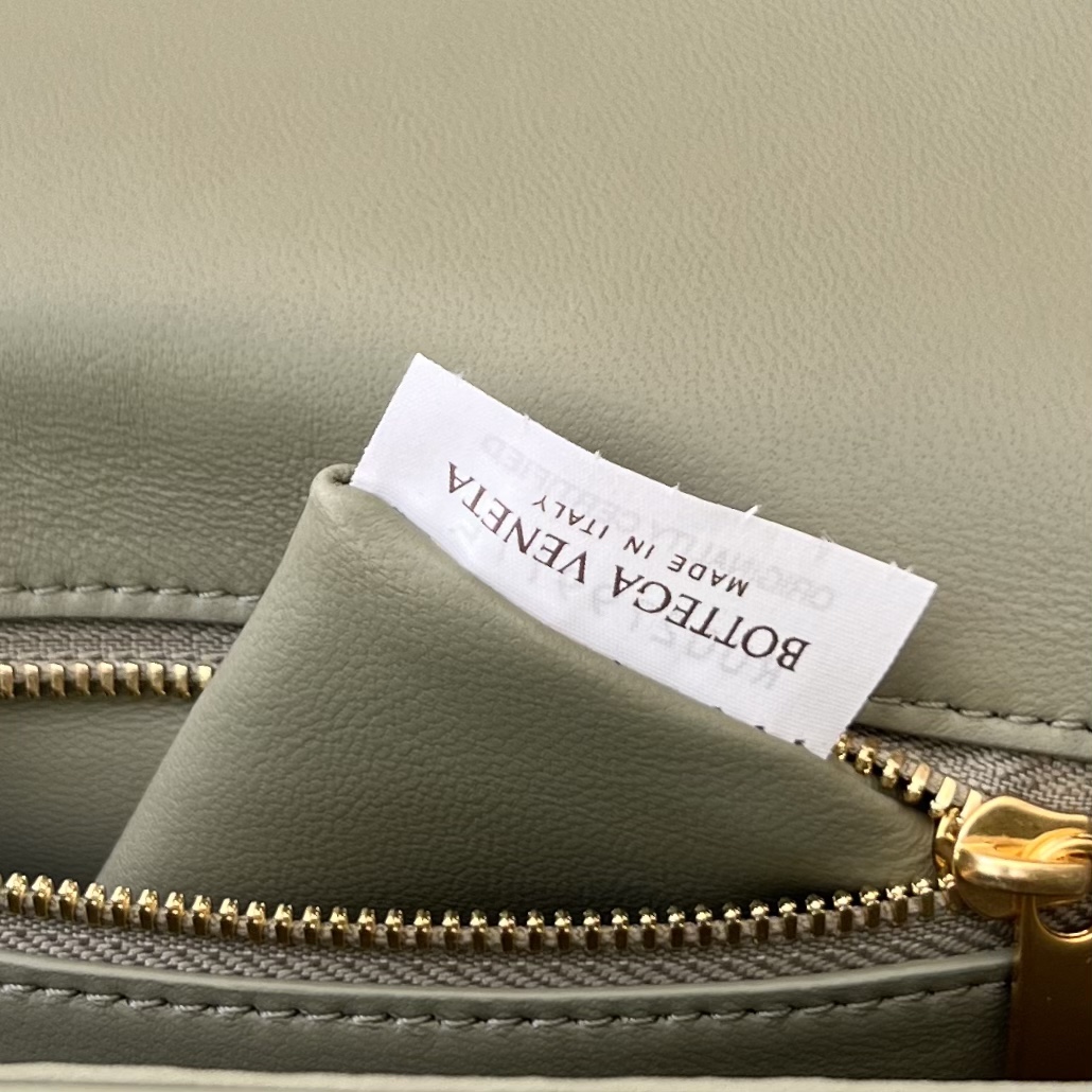 bo*te*ga Ve*ne*ta mini andiamo cross-body bag