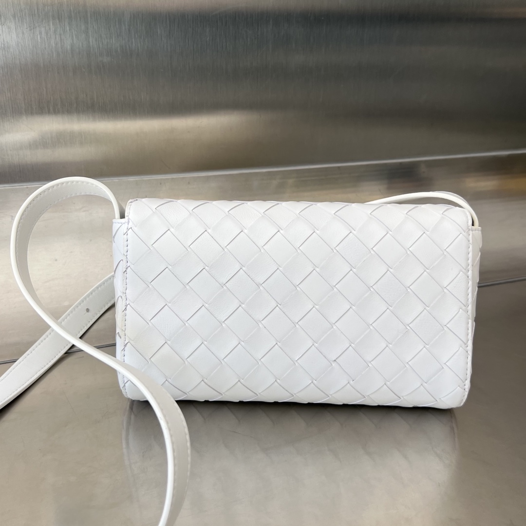bo*te*ga Ve*ne*ta mini andiamo cross-body bag