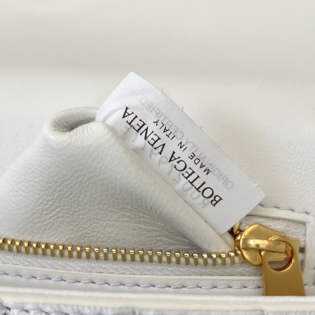 bo*te*ga Ve*ne*ta mini andiamo cross-body bag