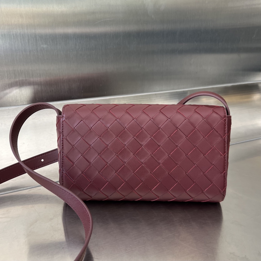 bo*te*ga Ve*ne*ta mini andiamo cross-body bag