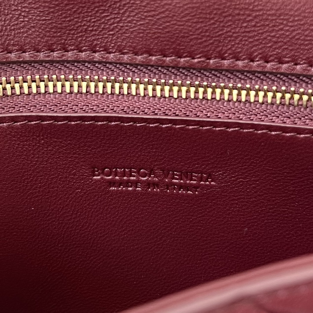 bo*te*ga Ve*ne*ta mini andiamo cross-body bag