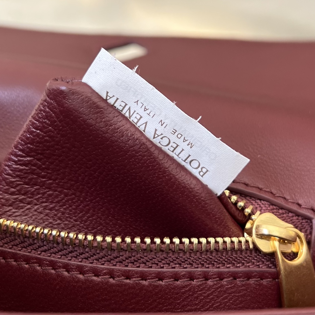 bo*te*ga Ve*ne*ta mini andiamo cross-body bag