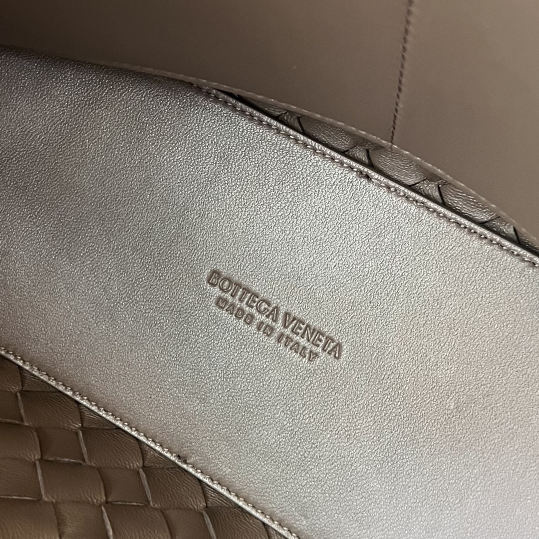 bo*te*ga Ve*ne*ta medium andiamo bag