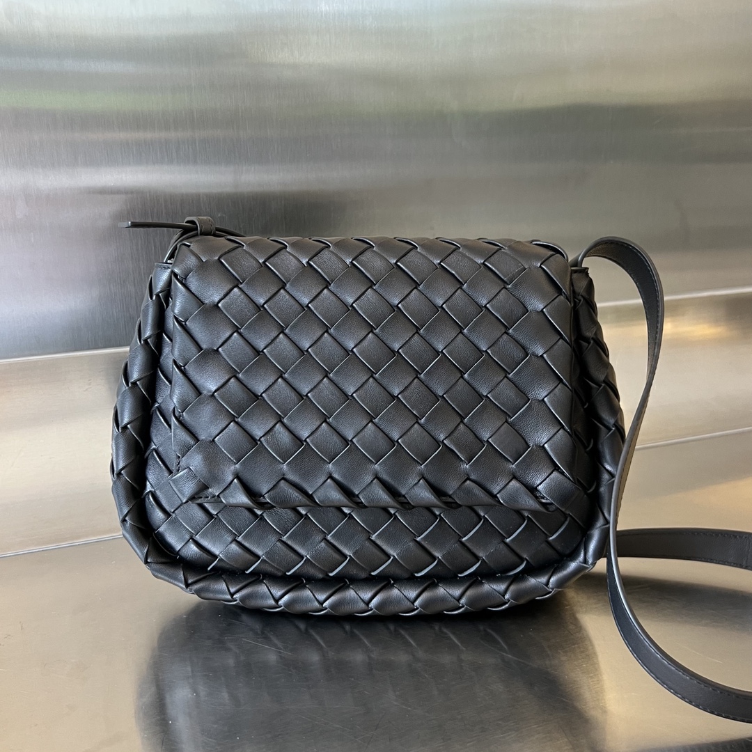 bo*te*ga Ve*ne*ta small cobble messenger