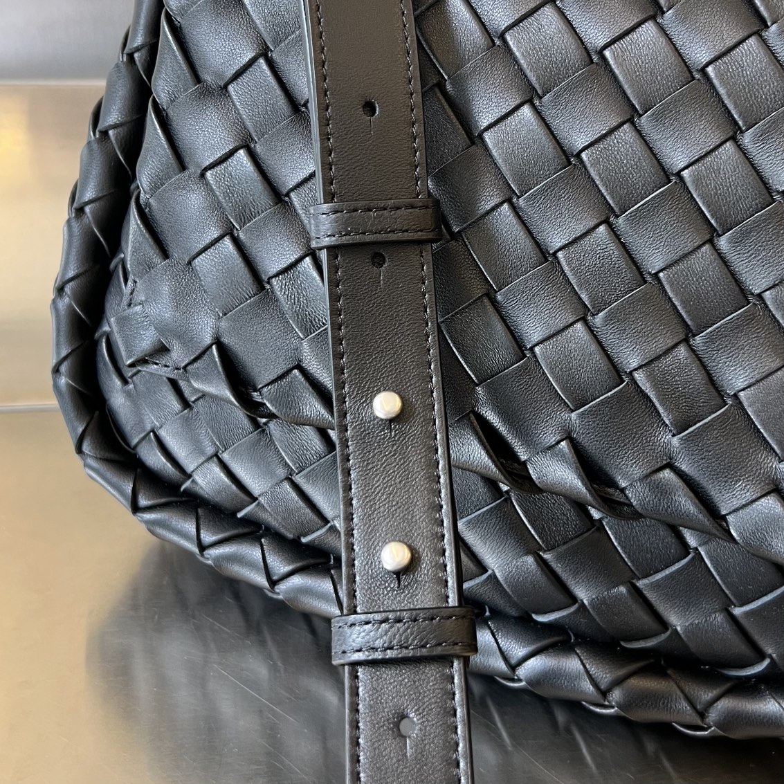 bo*te*ga Ve*ne*ta small cobble messenger