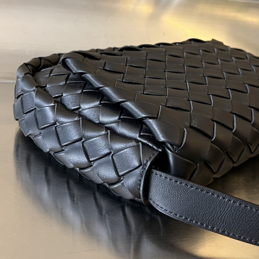 bo*te*ga Ve*ne*ta small cobble messenger