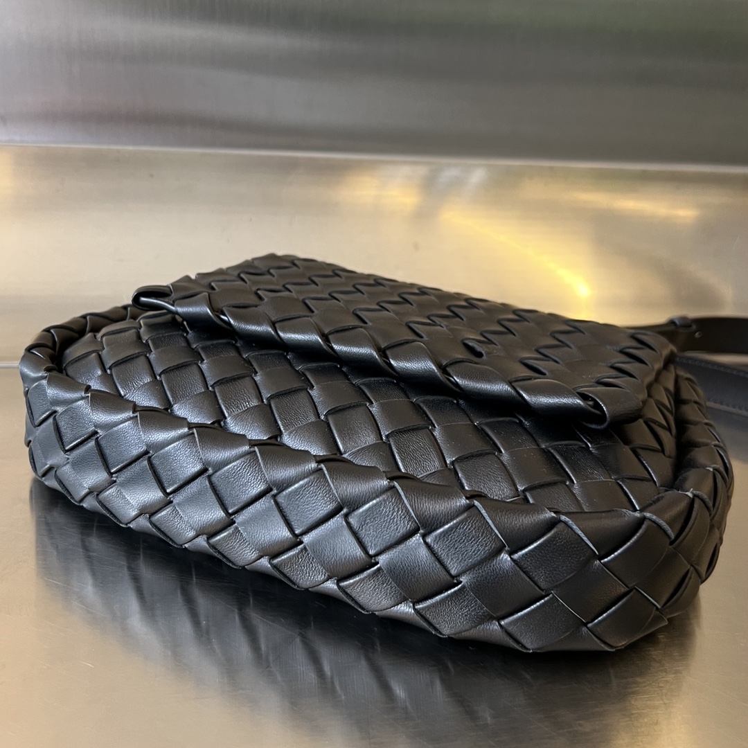 bo*te*ga Ve*ne*ta small cobble messenger
