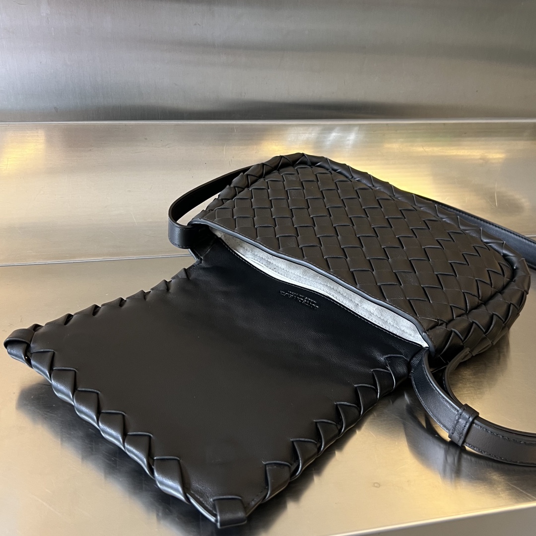 bo*te*ga Ve*ne*ta small cobble messenger