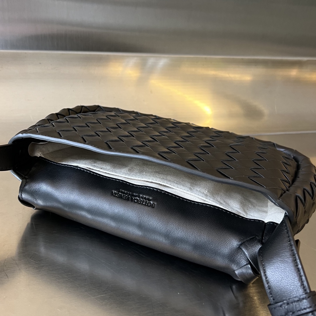 bo*te*ga Ve*ne*ta small cobble messenger