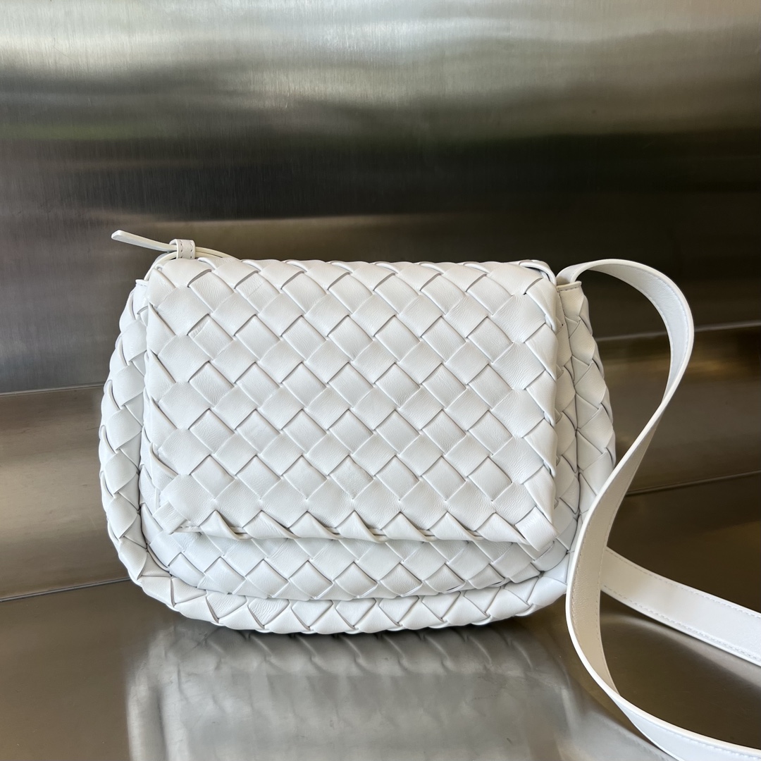 bo*te*ga Ve*ne*ta small cobble messenger