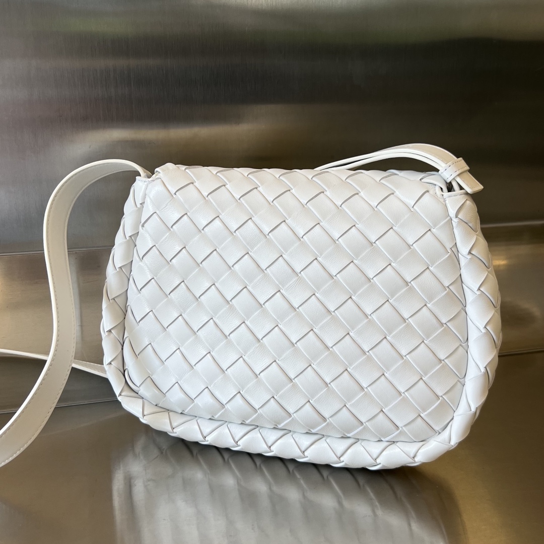 bo*te*ga Ve*ne*ta small cobble messenger