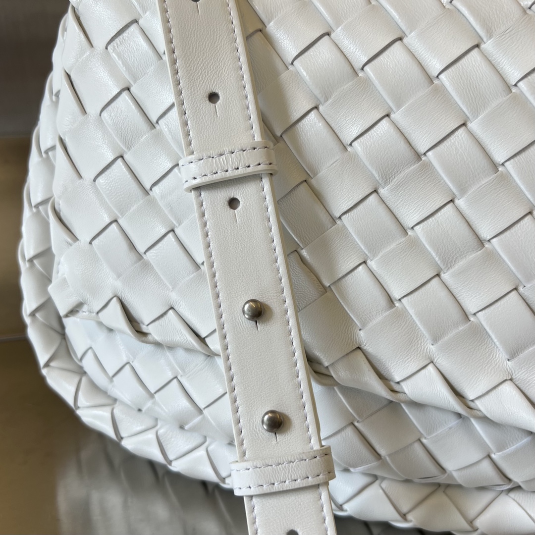 bo*te*ga Ve*ne*ta small cobble messenger