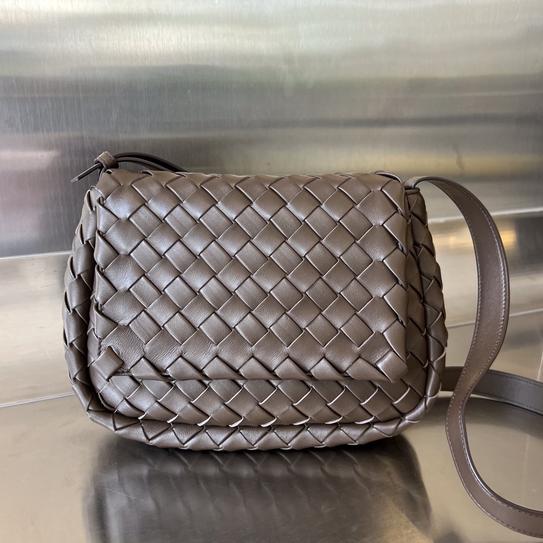 bo*te*ga Ve*ne*ta small cobble messenger