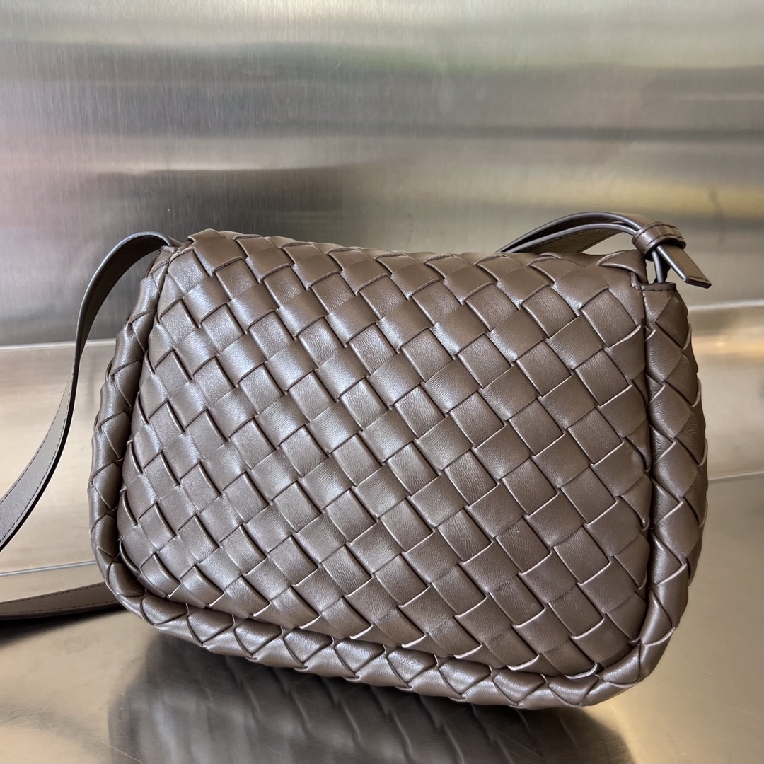bo*te*ga Ve*ne*ta small cobble messenger
