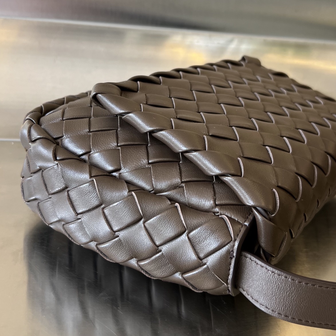 bo*te*ga Ve*ne*ta small cobble messenger