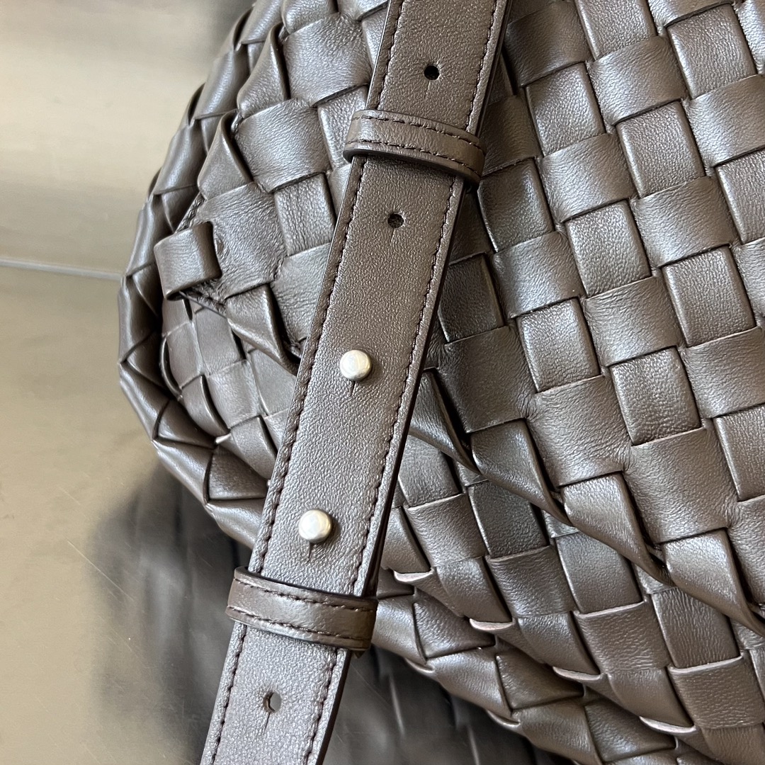 bo*te*ga Ve*ne*ta small cobble messenger