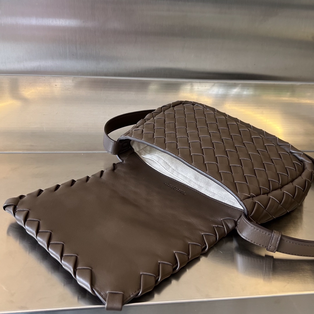bo*te*ga Ve*ne*ta small cobble messenger