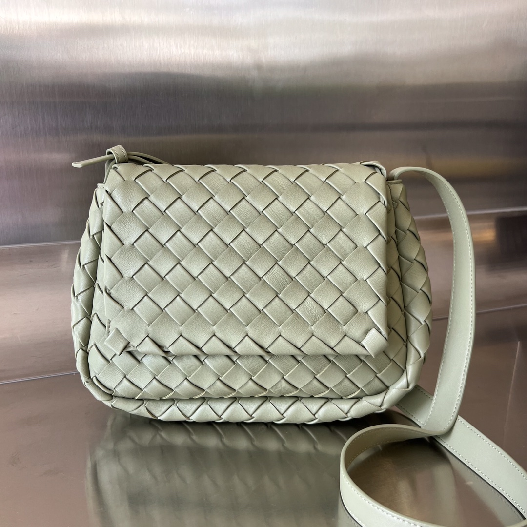 bo*te*ga Ve*ne*ta small cobble messenger