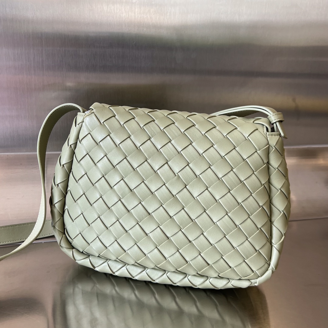 bo*te*ga Ve*ne*ta small cobble messenger