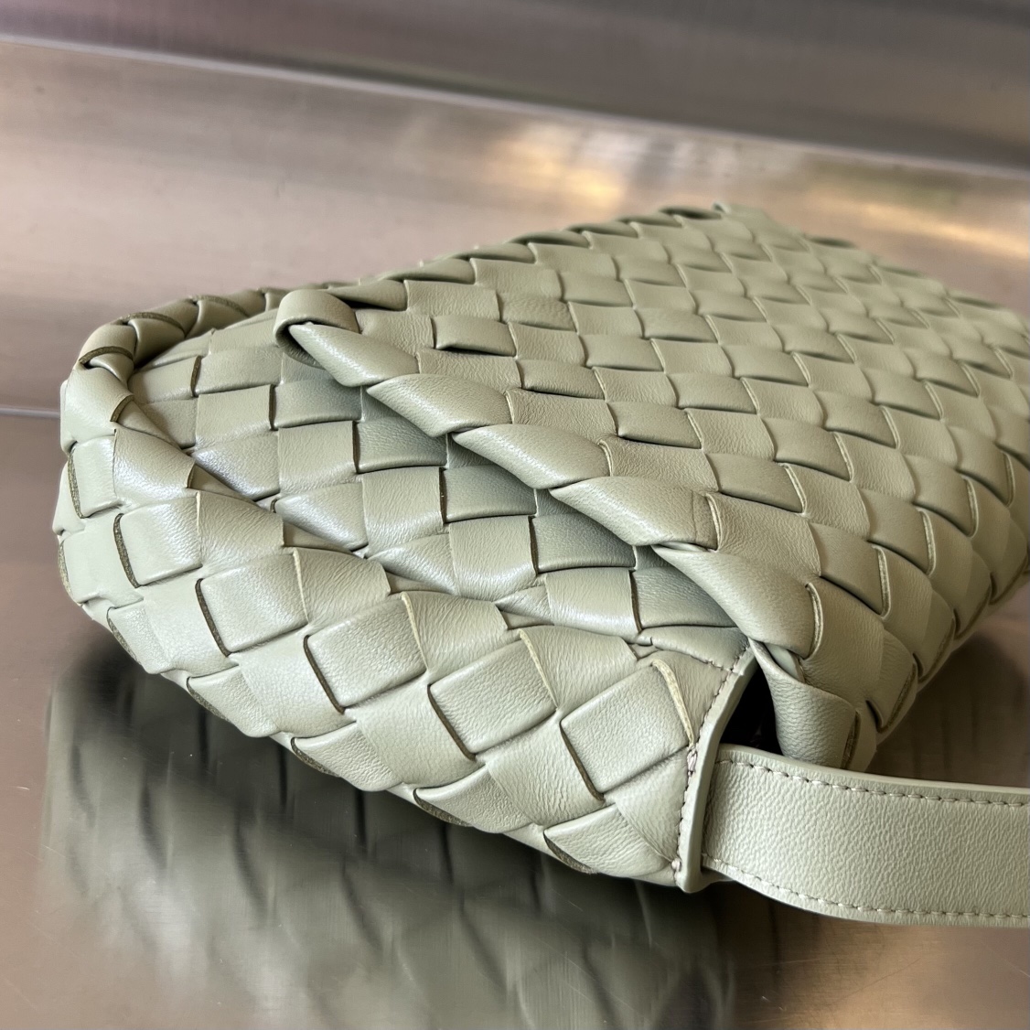 bo*te*ga Ve*ne*ta small cobble messenger