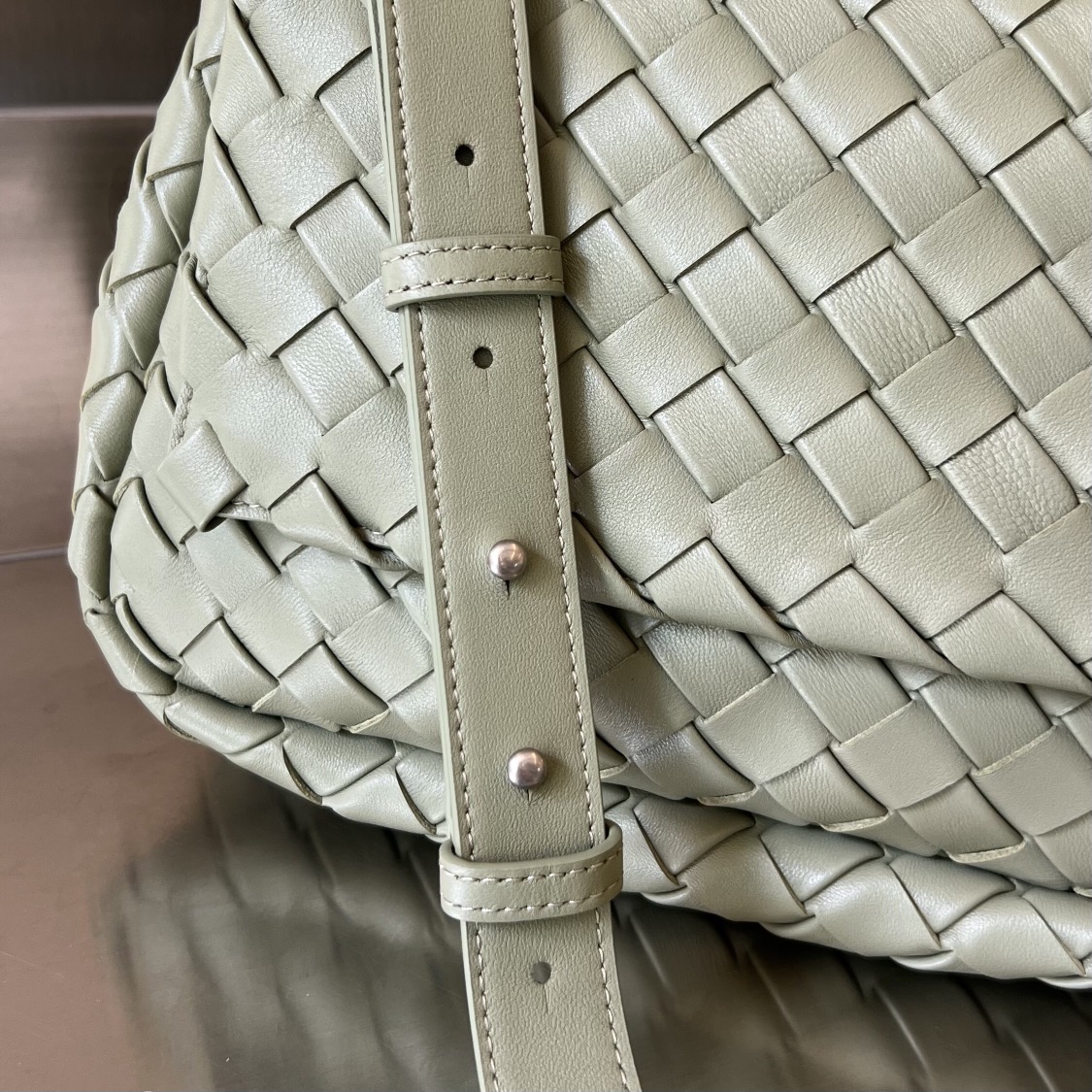 bo*te*ga Ve*ne*ta small cobble messenger