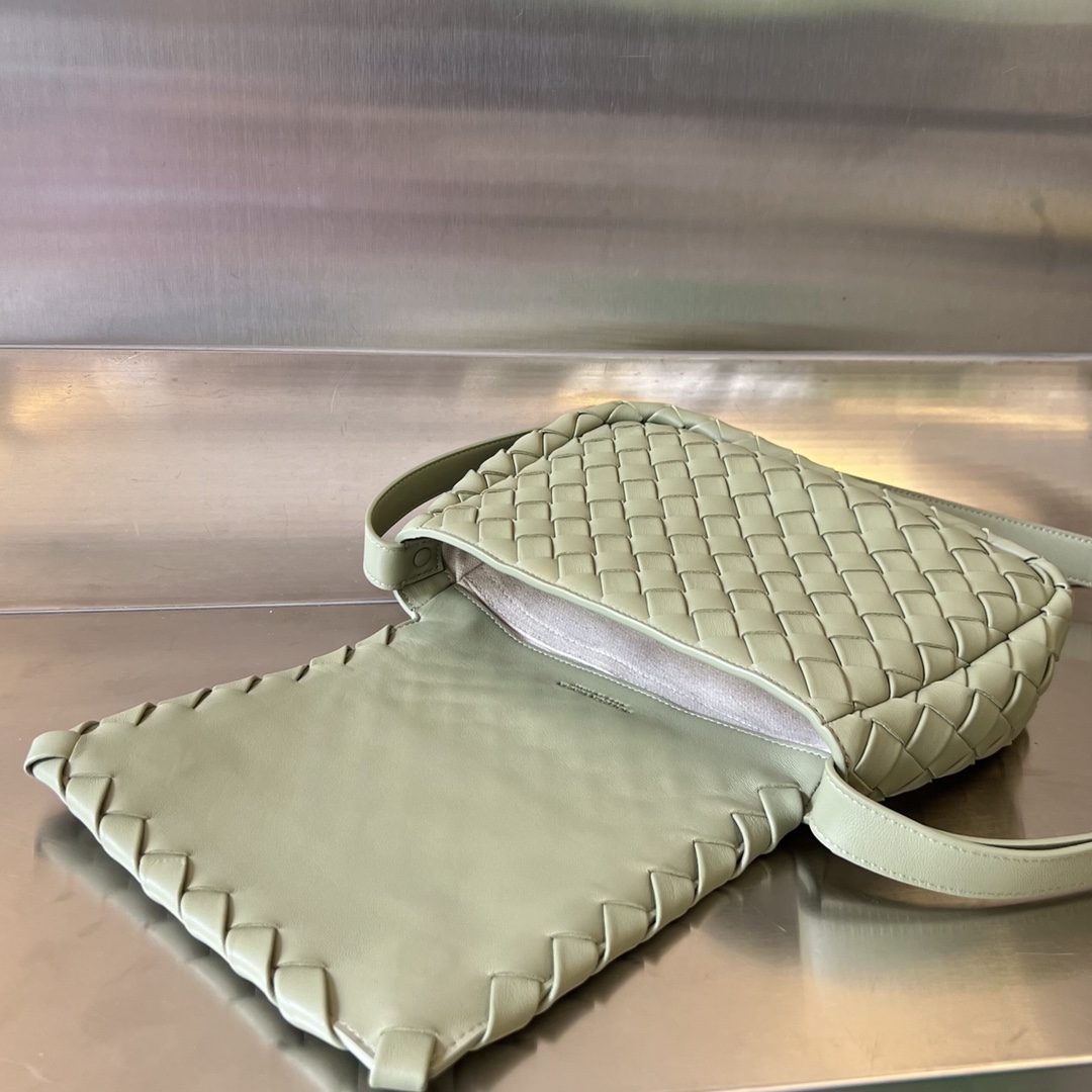 bo*te*ga Ve*ne*ta small cobble messenger