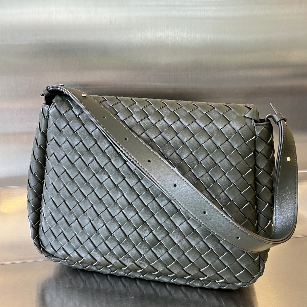 bo*te*ga Ve*ne*ta maxi cobble messenger