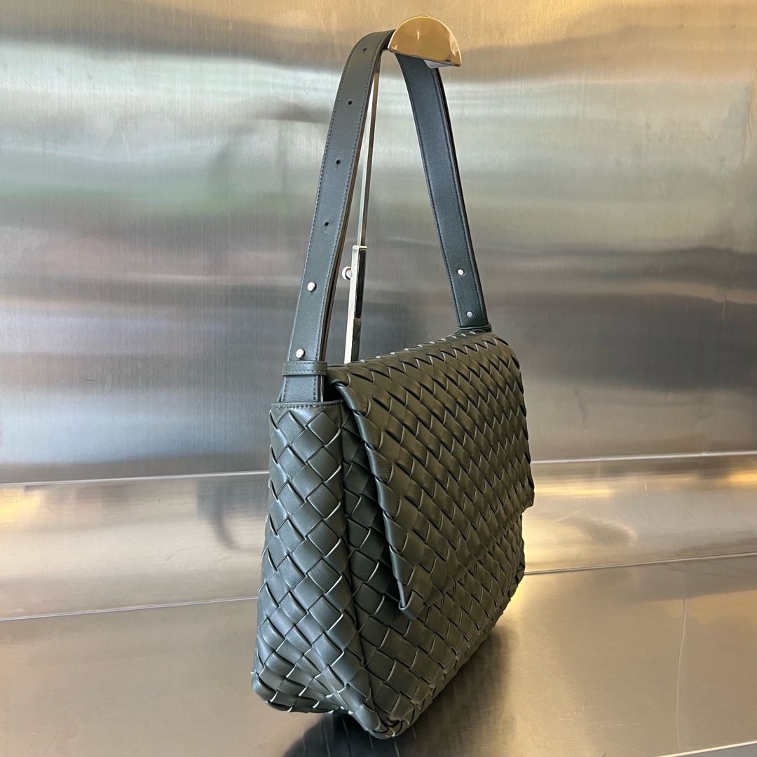bo*te*ga Ve*ne*ta maxi cobble messenger
