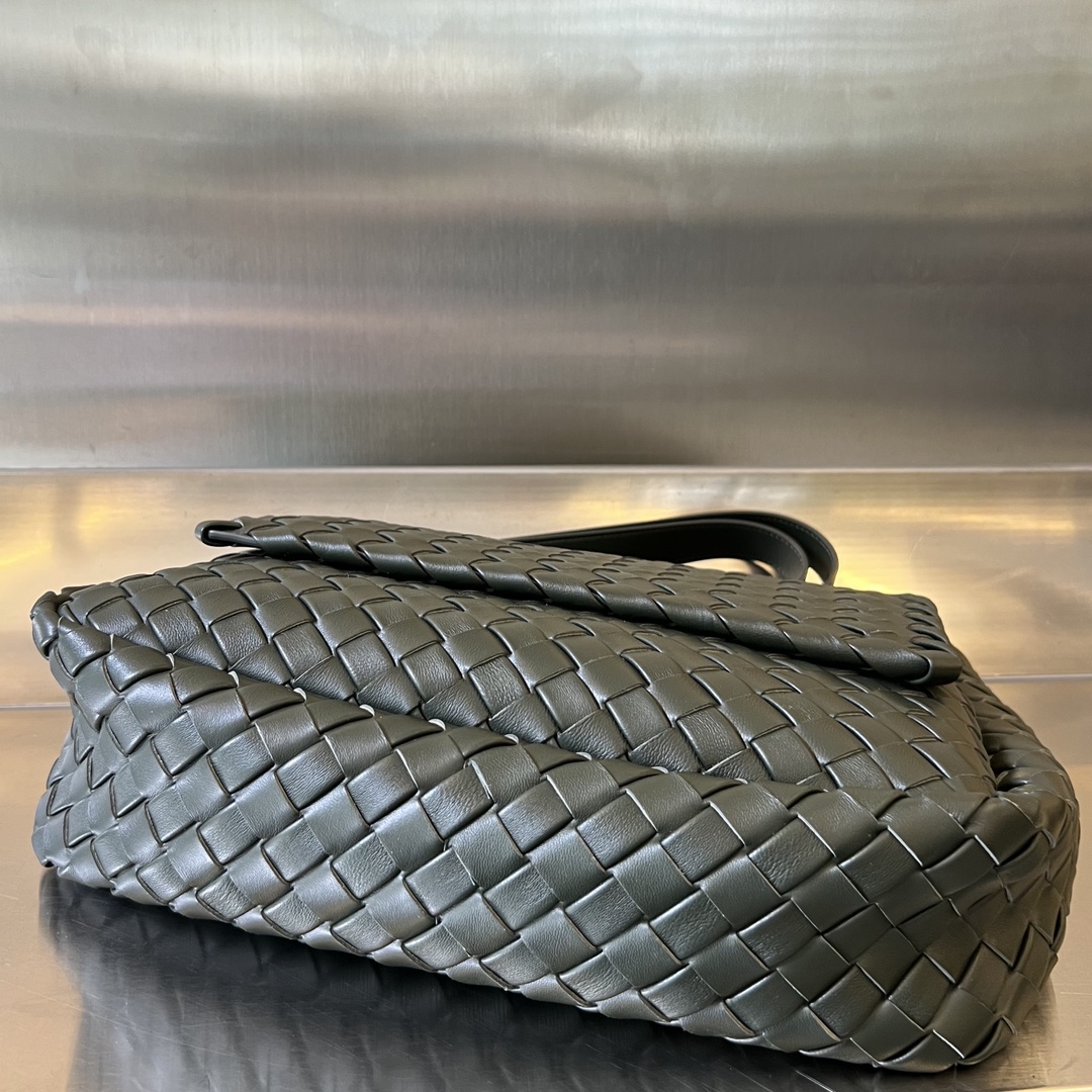 bo*te*ga Ve*ne*ta maxi cobble messenger