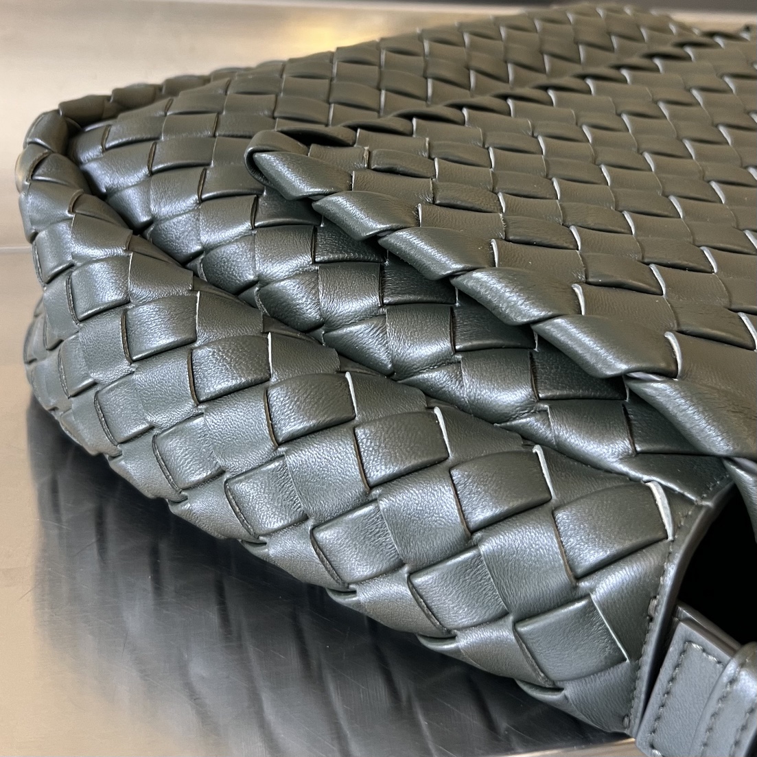 bo*te*ga Ve*ne*ta maxi cobble messenger