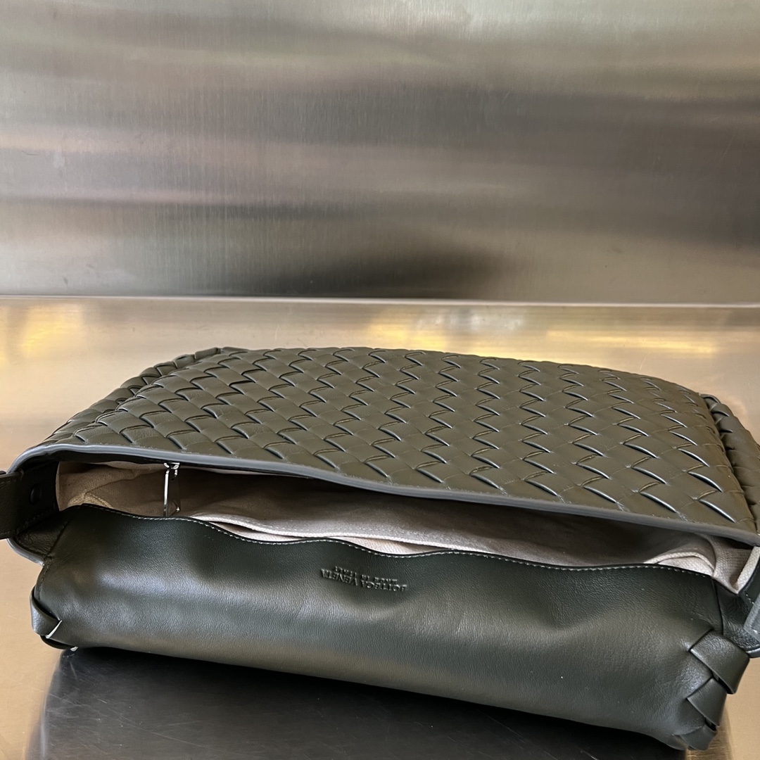 bo*te*ga Ve*ne*ta maxi cobble messenger