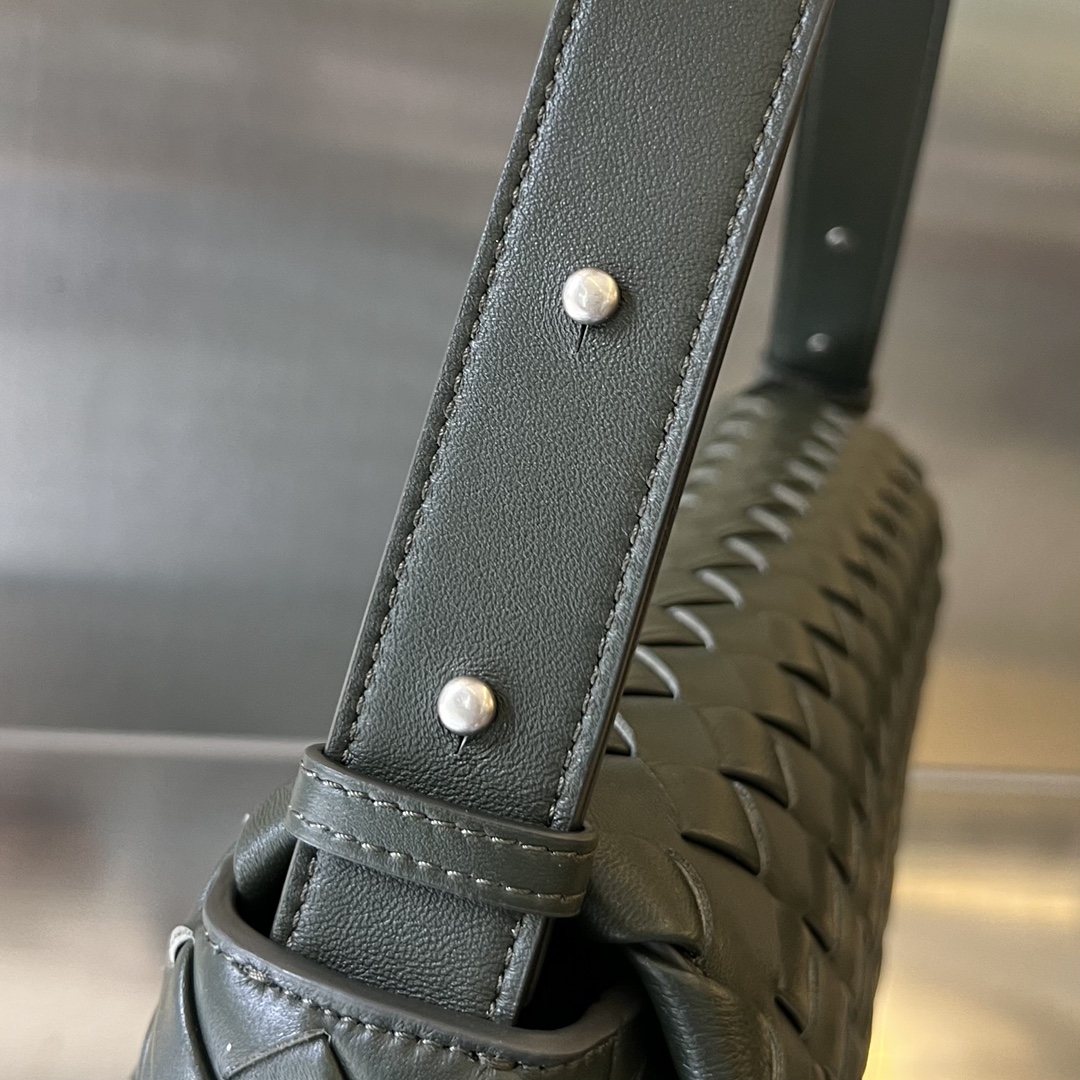 bo*te*ga Ve*ne*ta maxi cobble messenger