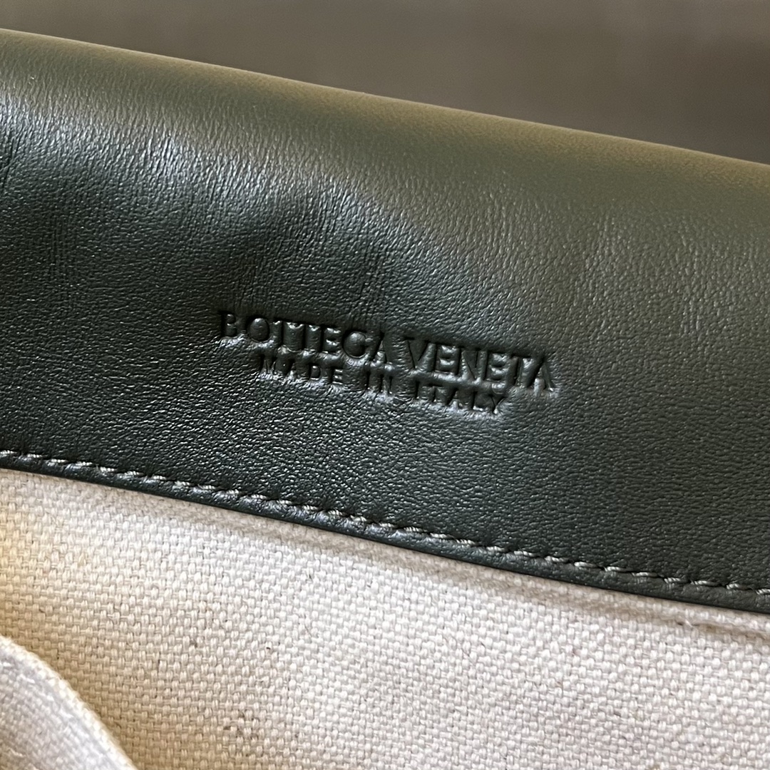 bo*te*ga Ve*ne*ta maxi cobble messenger