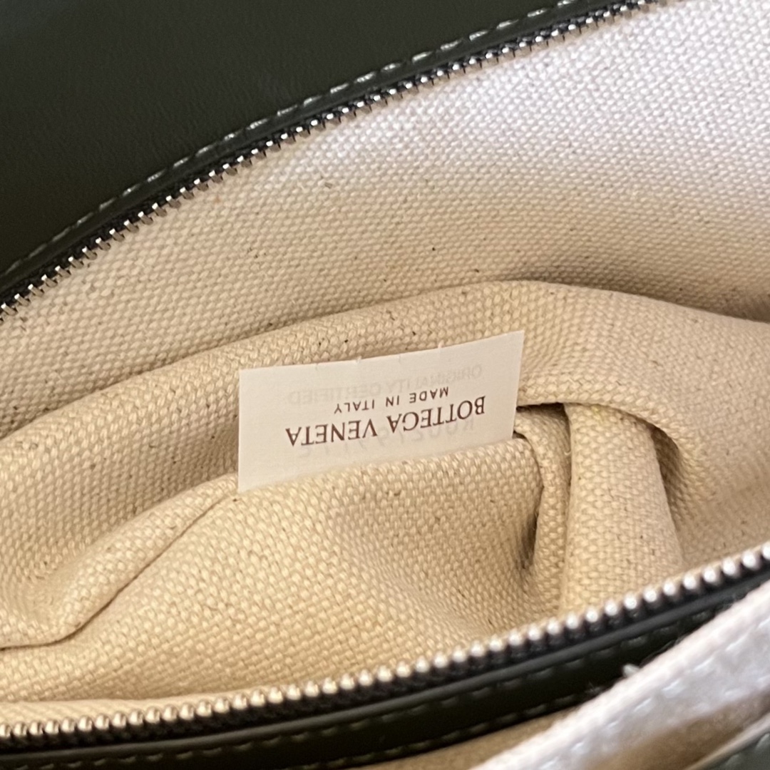 bo*te*ga Ve*ne*ta maxi cobble messenger