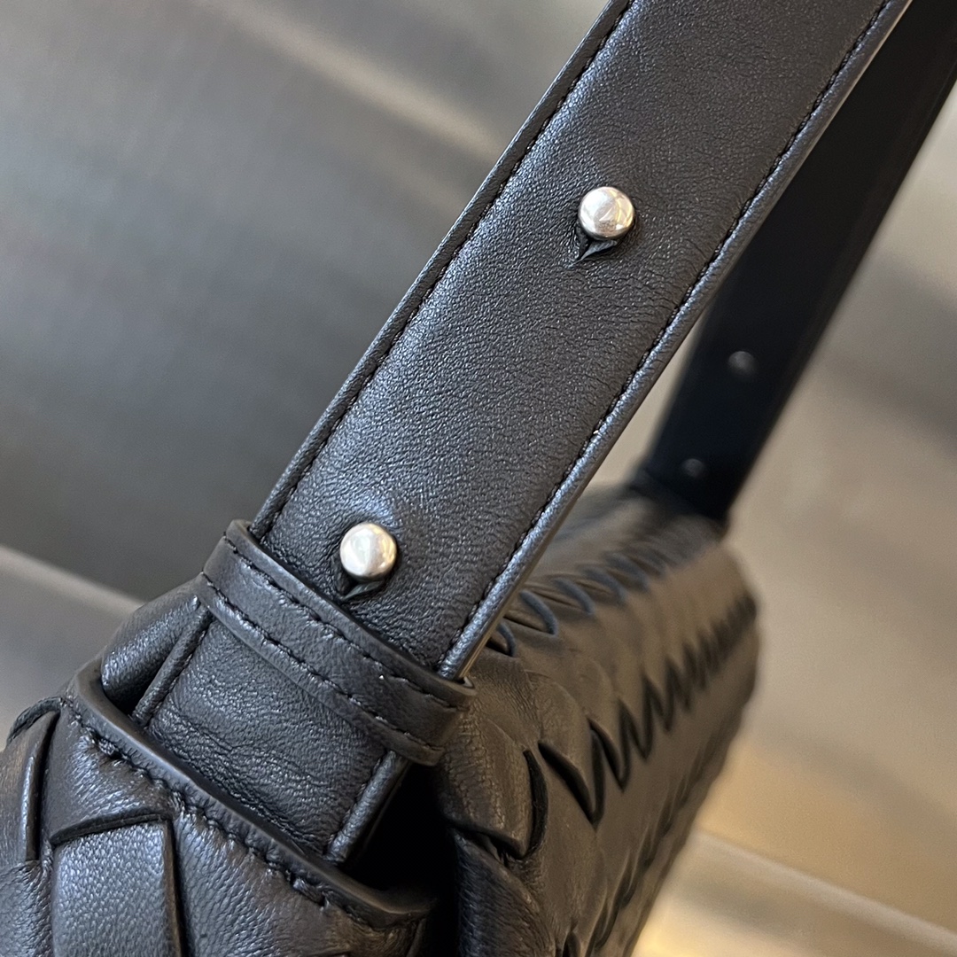 bo*te*ga Ve*ne*ta maxi cobble messenger