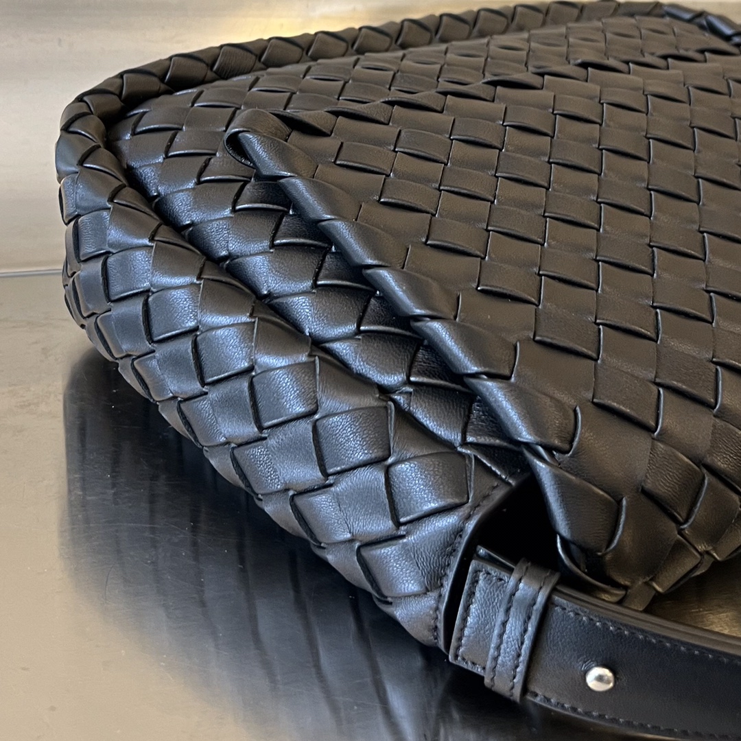 bo*te*ga Ve*ne*ta maxi cobble messenger