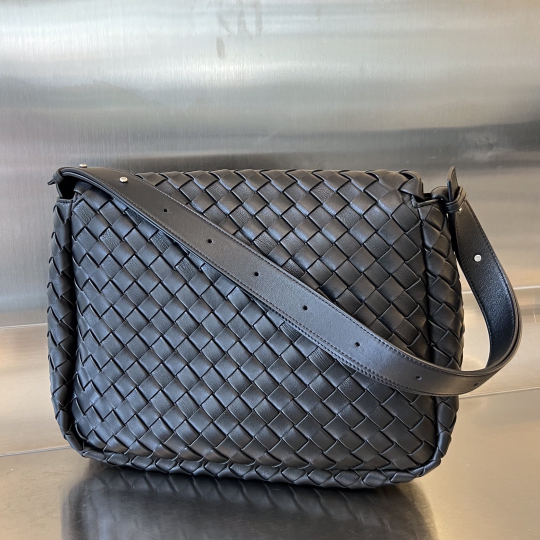 bo*te*ga Ve*ne*ta maxi cobble messenger