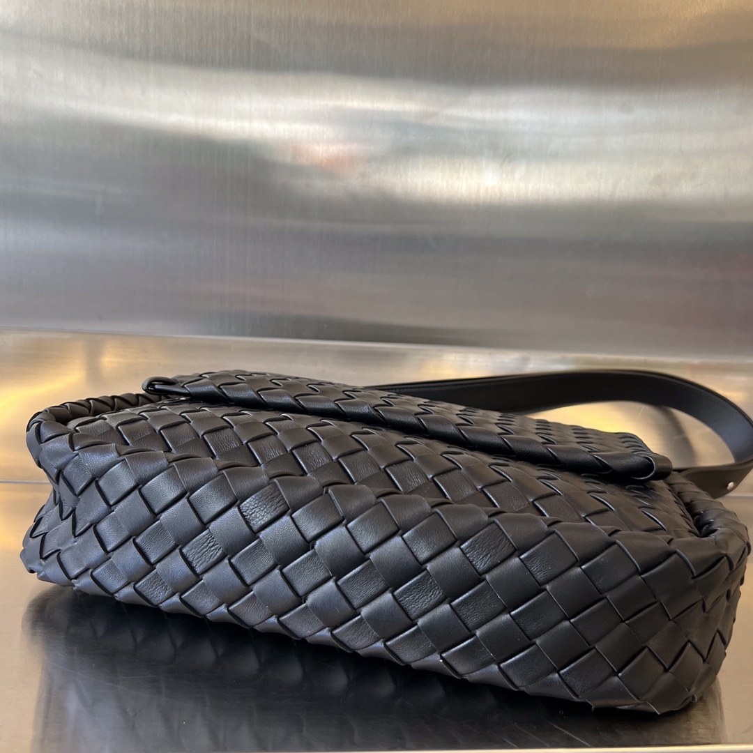 bo*te*ga Ve*ne*ta maxi cobble messenger