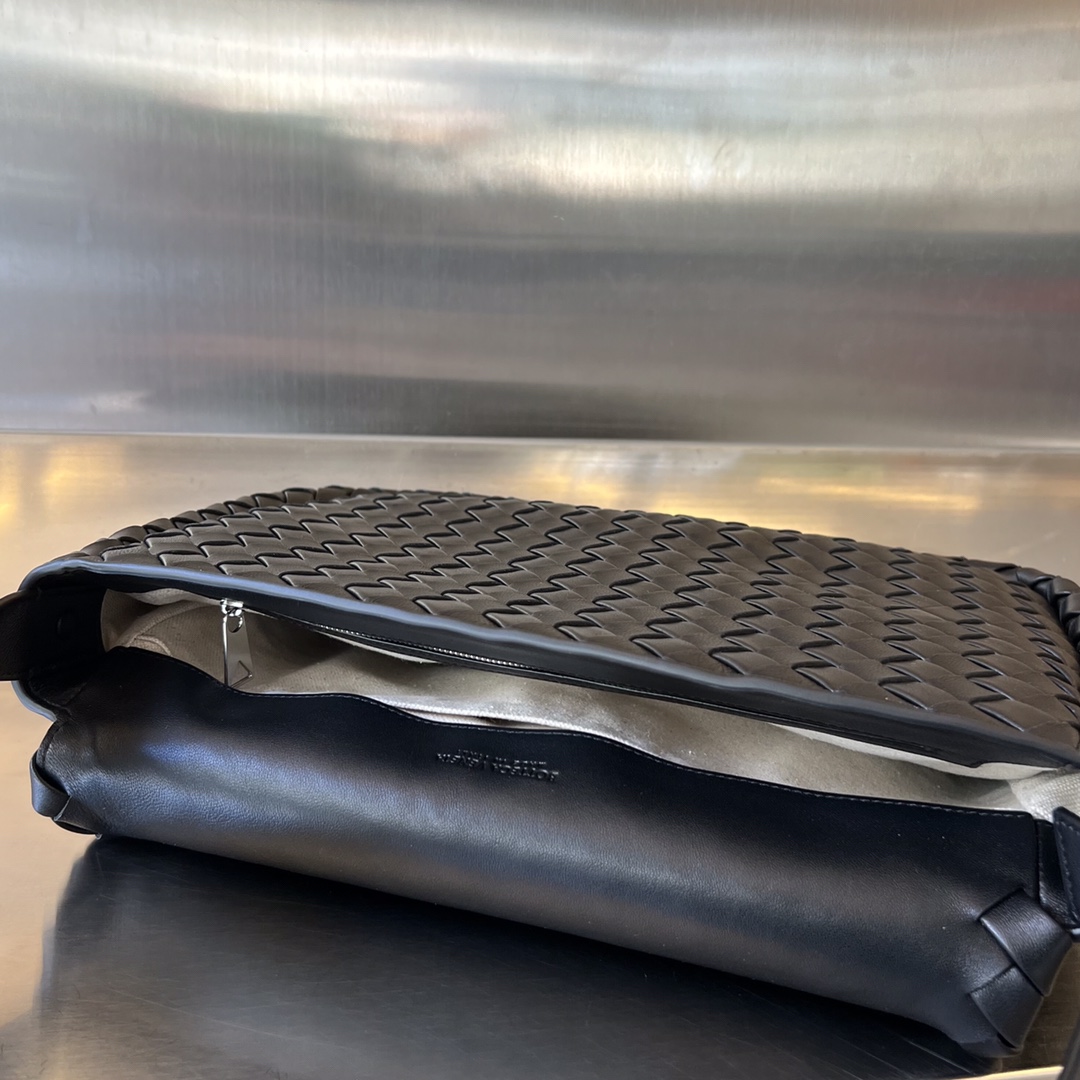 bo*te*ga Ve*ne*ta maxi cobble messenger
