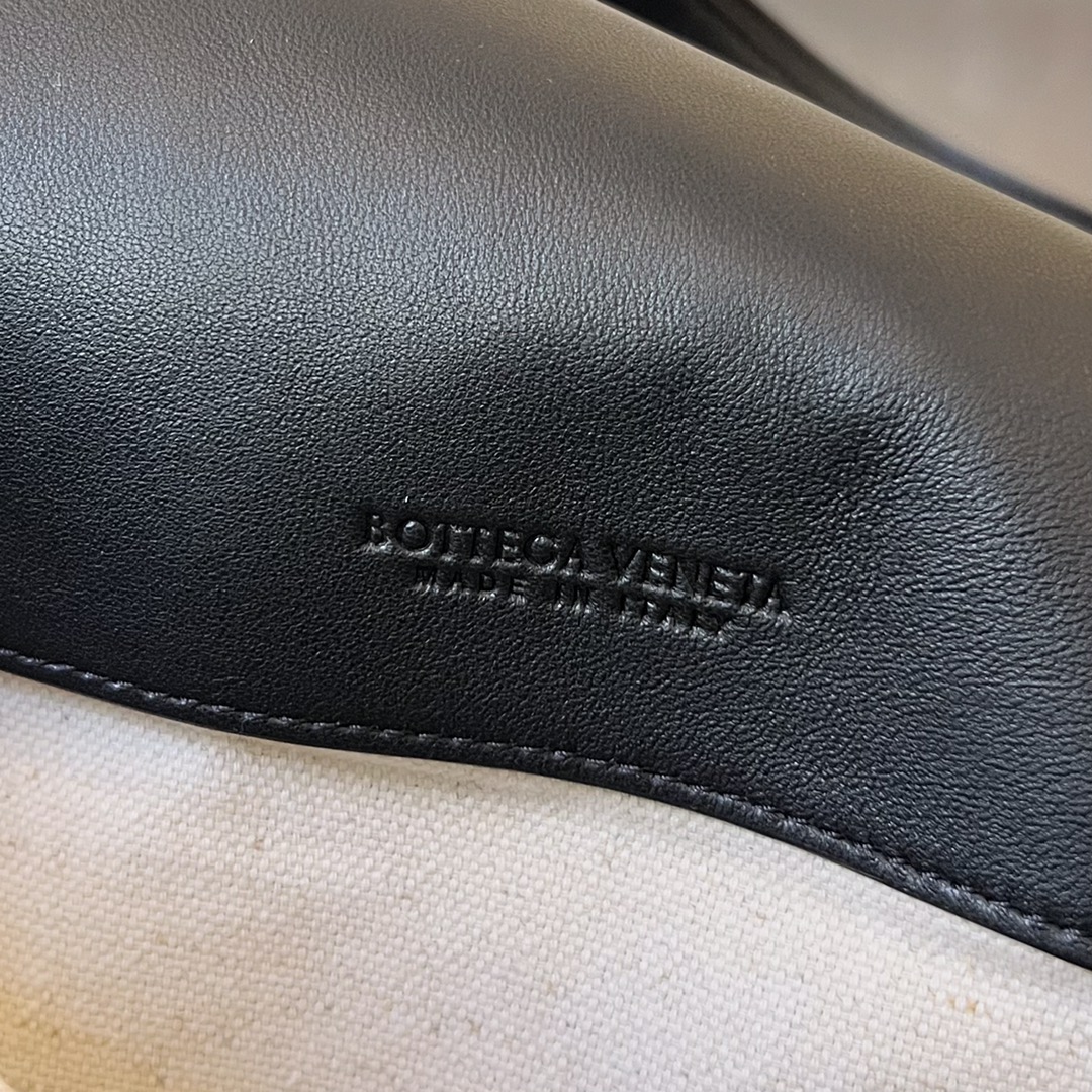 bo*te*ga Ve*ne*ta maxi cobble messenger