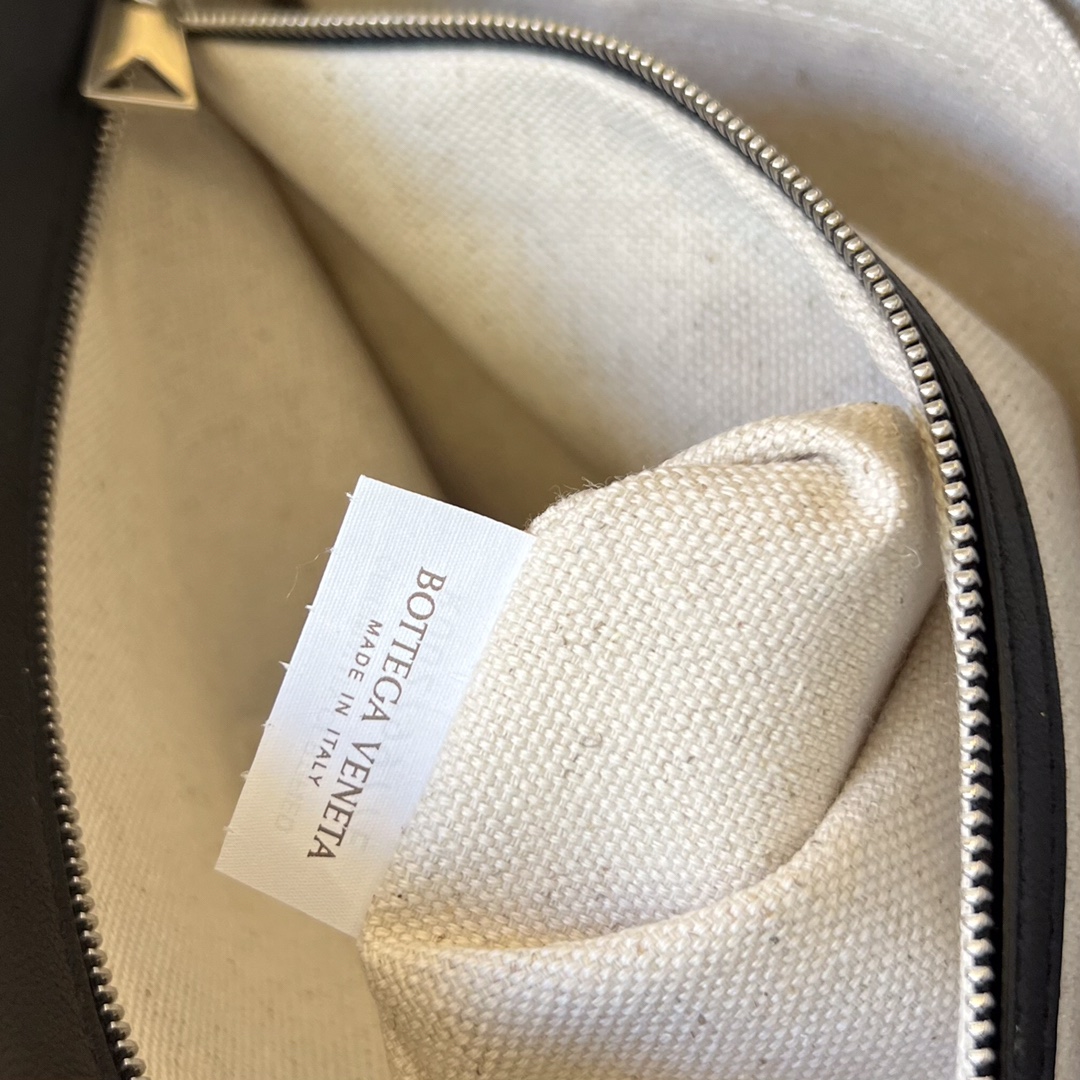 bo*te*ga Ve*ne*ta maxi cobble messenger