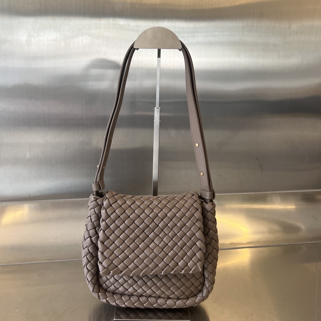 bo*te*ga Ve*ne*ta mini cobble shoulder bag