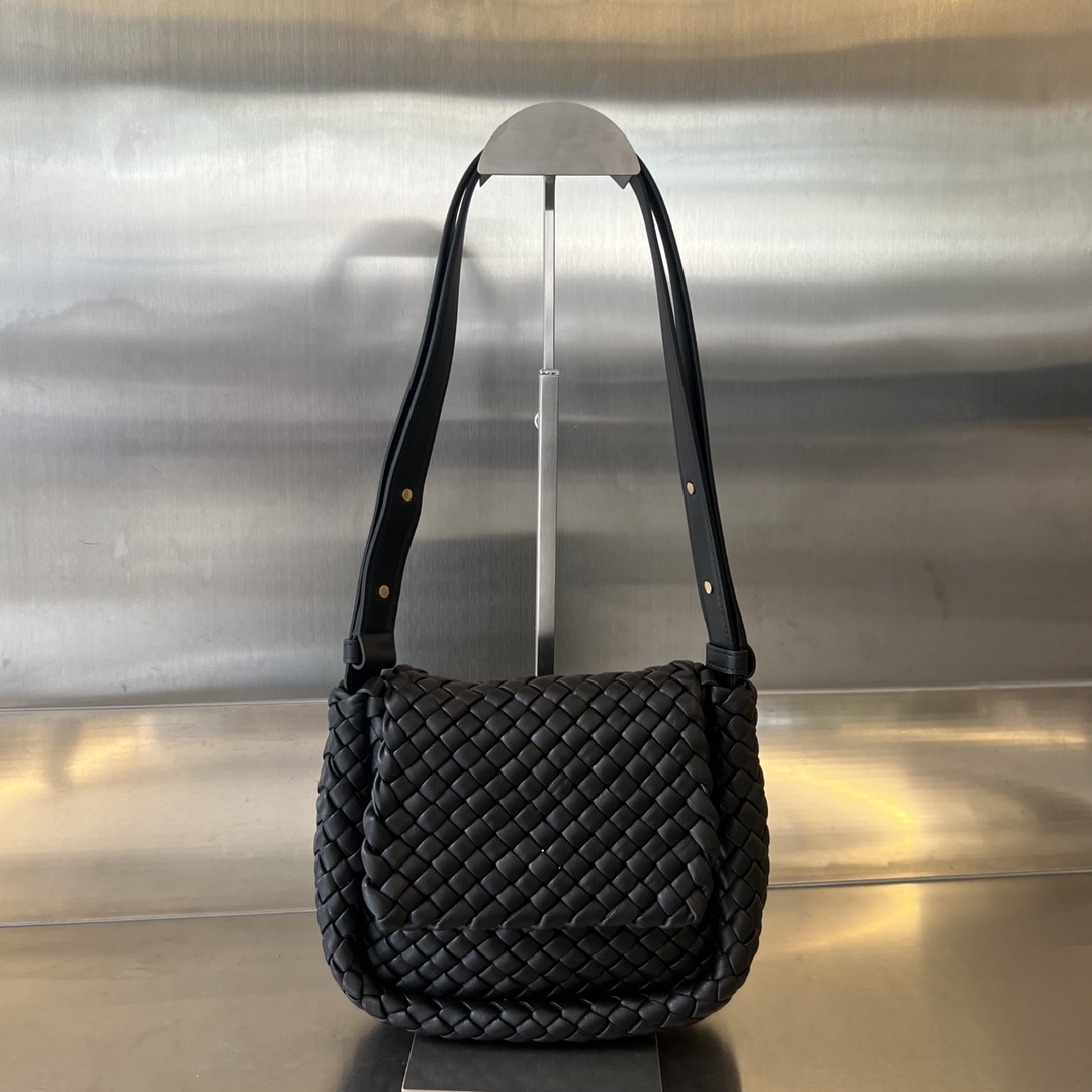 bo*te*ga Ve*ne*ta mini cobble shoulder bag