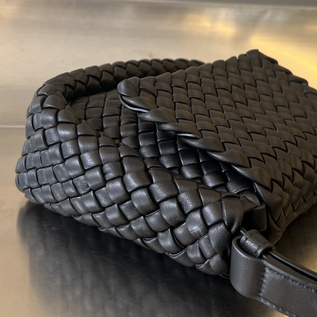 bo*te*ga Ve*ne*ta mini cobble shoulder bag