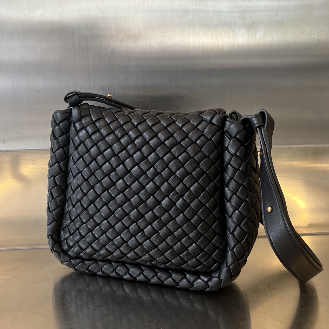 bo*te*ga Ve*ne*ta mini cobble shoulder bag