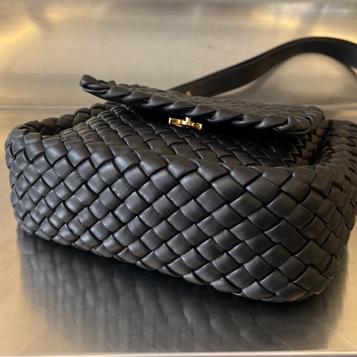 bo*te*ga Ve*ne*ta mini cobble shoulder bag