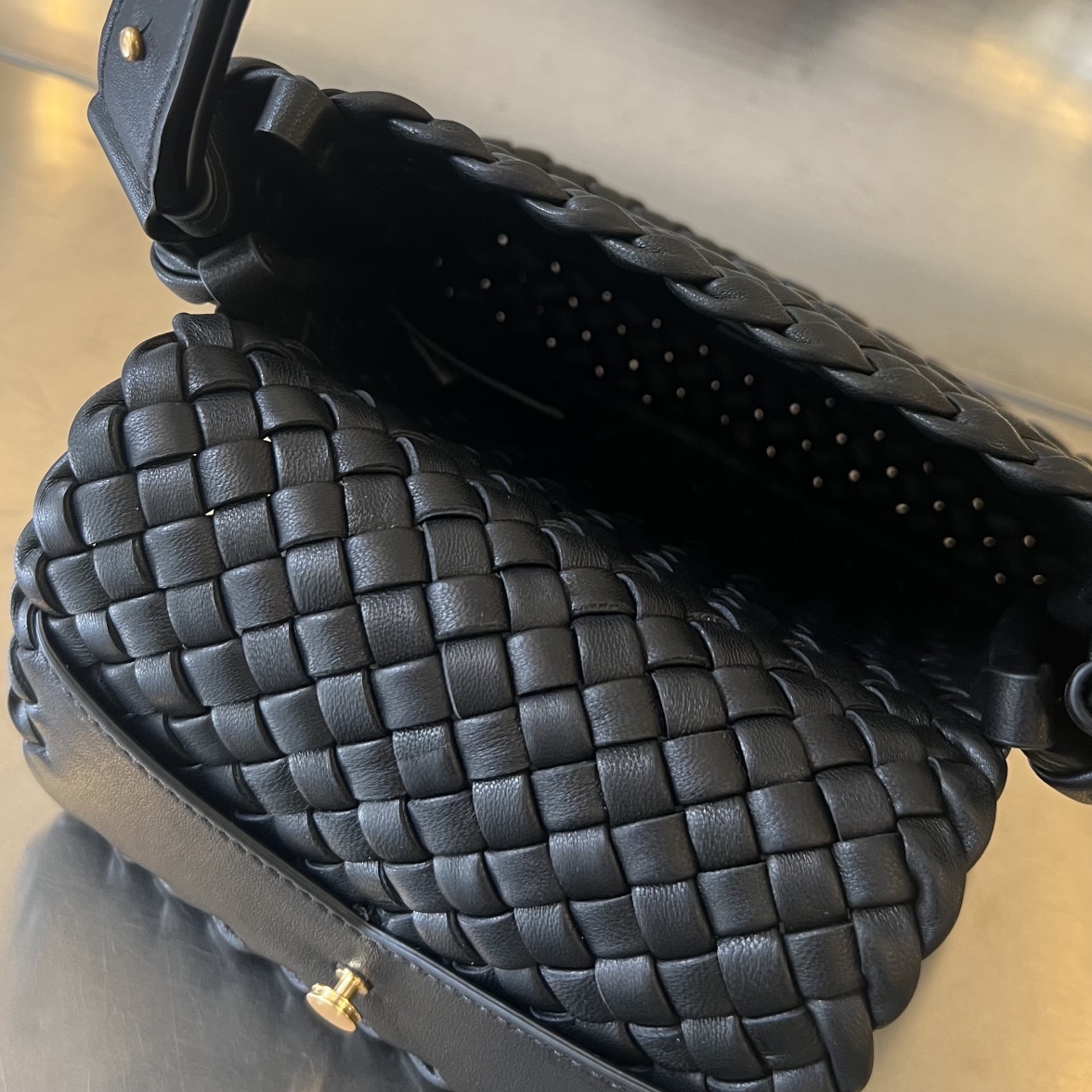 bo*te*ga Ve*ne*ta mini cobble shoulder bag